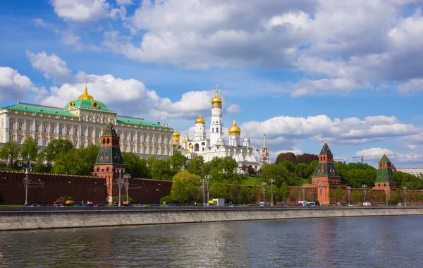 夏にモスクワのクレムリンの大聖堂 — ストック写真