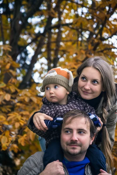 Family in autumn park look — Stock Photo, Image