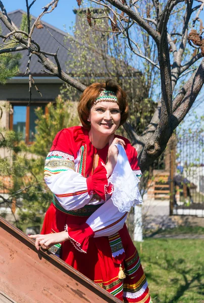 Femme en costume traditionnel russe — Photo