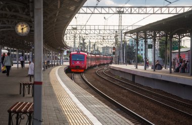 Belarus tren istasyonunun platformu Aeroexpress 