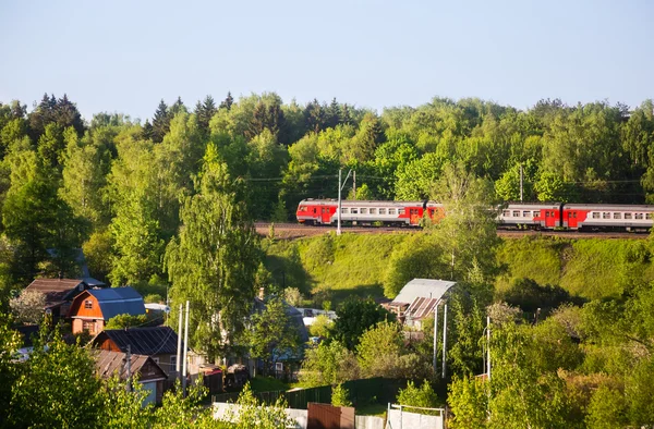 Ferrovias trem passa pela aldeia de férias — Fotografia de Stock