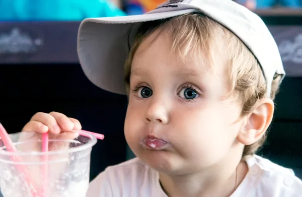 Bebê bebendo um milkshake — Fotografia de Stock