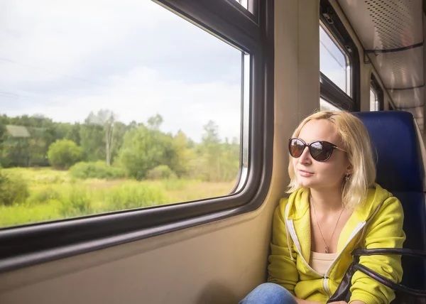 Chica en el tren —  Fotos de Stock
