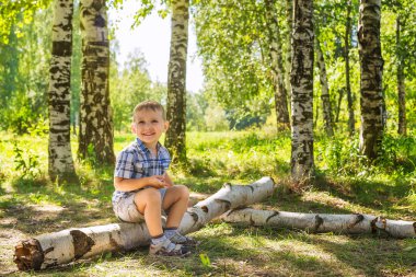 Küçük çocuk ormanda bir yürüyüş