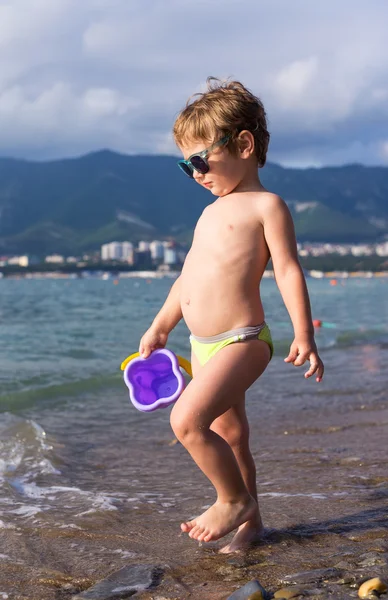 Kid near the sea — Stock Photo, Image