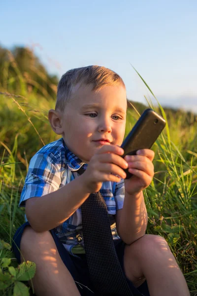 Dítě hrající s telefonem Stock Fotografie