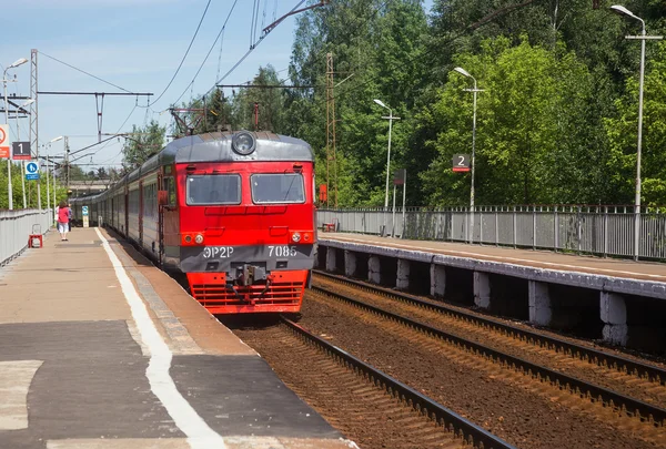 The electric train arrives at the platform Vodniki in Moscow — Stock Photo, Image