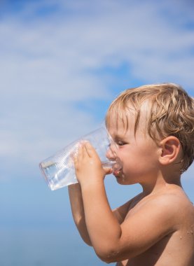 Sevimli küçük çocuk içme suyu plastik bir kap