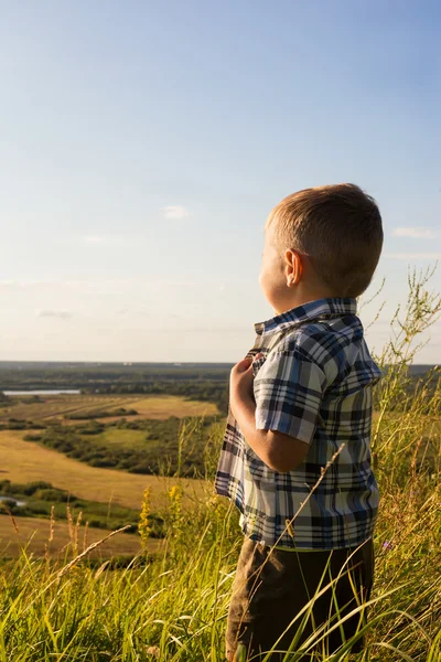 Bambino guarda in lontananza — Foto Stock