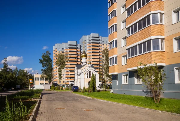 Nuevos edificios suburbios de Moscú en ruso - Pueblo Nekrasovskiy o —  Fotos de Stock