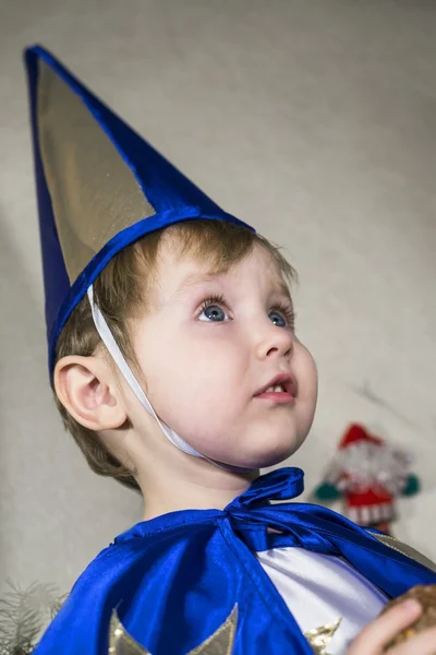 Zdumiony, dziecko w nowy rok kostiumy — Zdjęcie stockowe