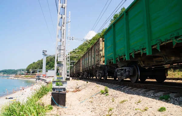 Treno merci vicino al mare — Foto Stock