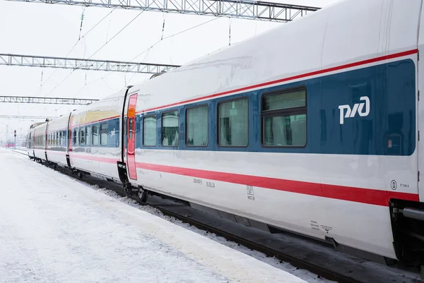 Train "Swift" Railways stands at the platform in winter — Stock Photo, Image