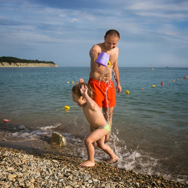 Apa és fia a strandon — Stock Fotó