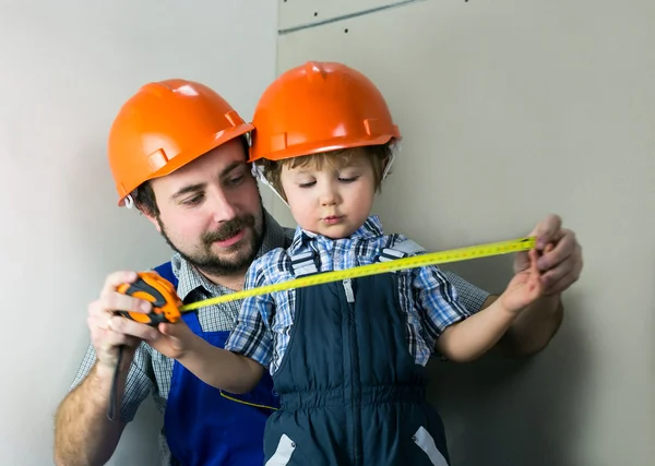 Baba ile küçük oğlu onarım işi