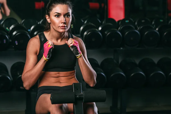 Fitness woman doing abdominal crunch in gym woking out — Stock Photo, Image