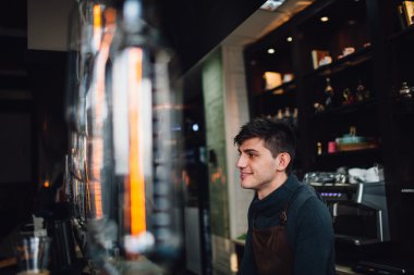 Barista adam portre cafe bar arkasında