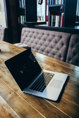 Cafe ahşap masa üzerinde duran dizüstü bilgisayar