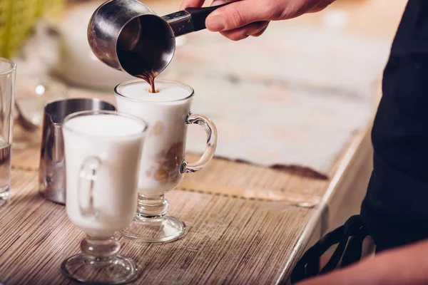 Barista making latte , hands and cups in the picture — Stock Photo, Image