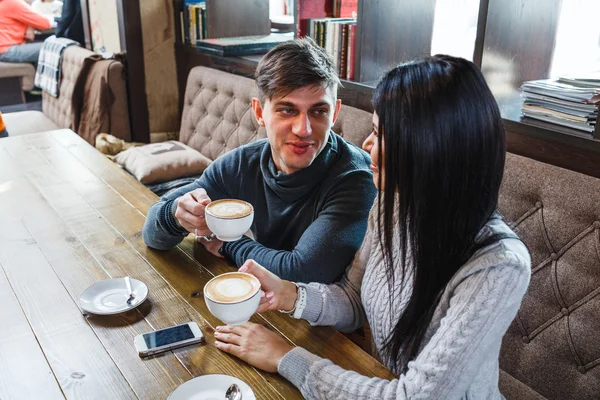 Pareja en la cafetería disfrutando del tiempo que pasan juntos —  Fotos de Stock