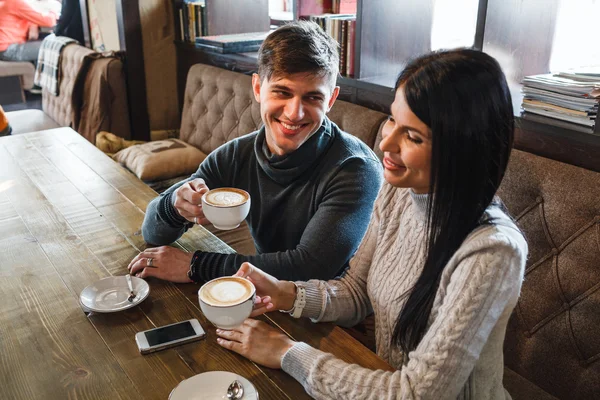 Pareja en la cafetería disfrutando del tiempo que pasan juntos —  Fotos de Stock