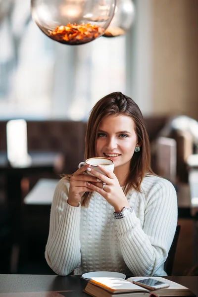 Blond kobieta trzymając kubek kawy — Zdjęcie stockowe