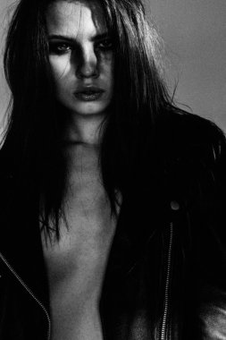 Stil rock moda ilham kaynağı olan bir kadın portresi