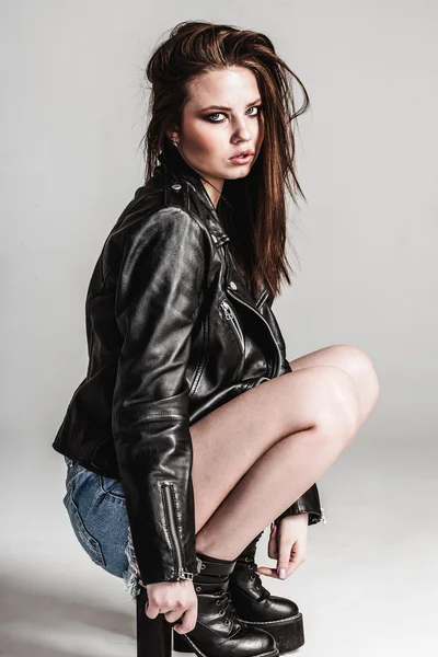 Jovem mulher muito sexy em jaqueta de couro — Fotografia de Stock
