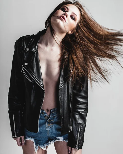 Mujer joven bastante sexy en chaqueta de cuero —  Fotos de Stock