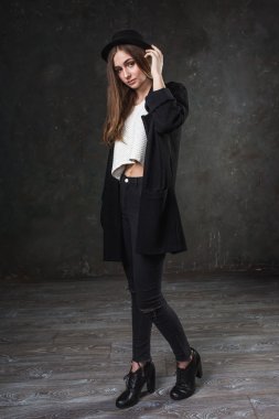 Kostüm ve siyah klasik şapka giyen neşeli güzel kız