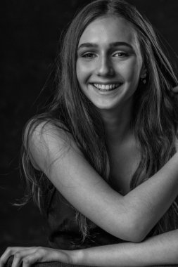 siyah ve beyaz kadın yüz, iyi genç kız portresi