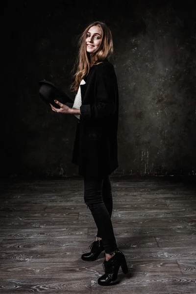 Gioioso bella ragazza indossa nero classico cappello sorridente alla macchina fotografica — Foto Stock