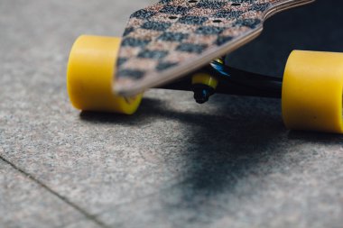 longboard ayakta granit pavene