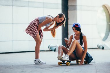 lonboard olan iki genç yetişkin kadın