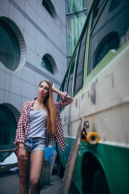 longboard olan güzel kadın