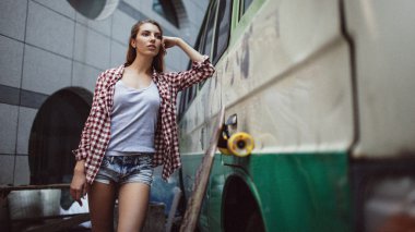 longboard olan güzel kadın