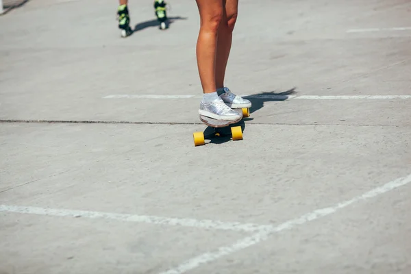 No face girl skating on a longboard outdoors — Stock Photo, Image