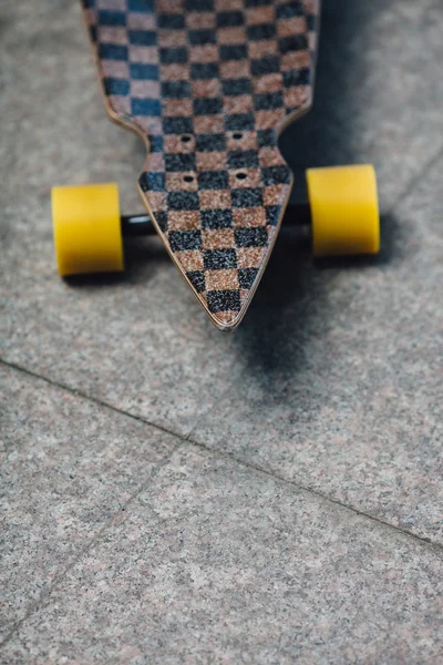 Longboard stående på granit pavene — Stockfoto