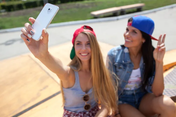Namoradas tirando uma foto selfie no parque de skate — Fotografia de Stock