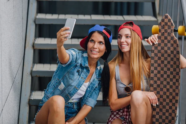 Brünette und blode Mädchen machen Selfie — Stockfoto