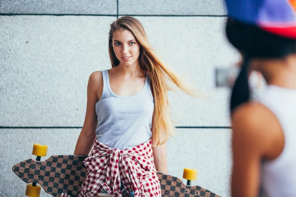 Een vrouw andere schieten met longboard — Stockfoto