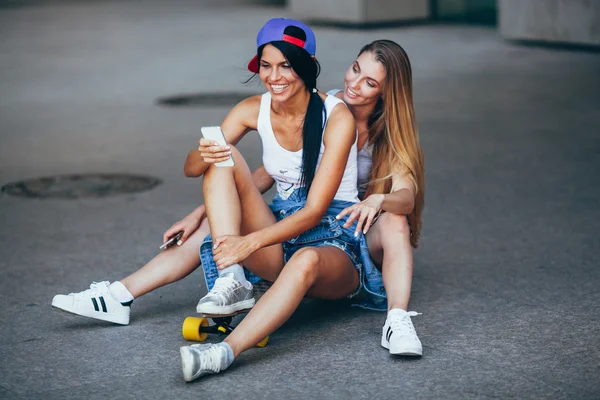 Dvě mladé dospělé ženy s lonboard — Stock fotografie