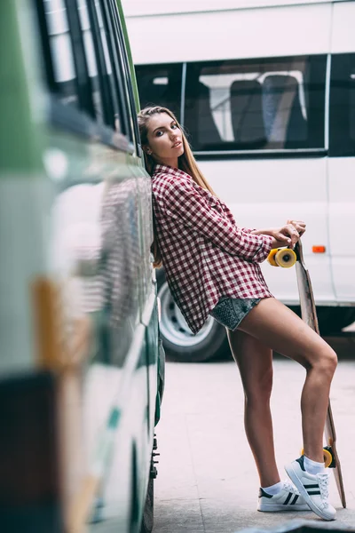 Jovem mulher bonita com longboard — Fotografia de Stock