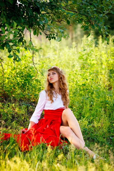 Portrait de femme blonde assise sous l'arbre — Photo