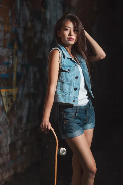 Tiener meisje met skate board. stedelijke levensstijl in de buitenlucht. — Stockfoto