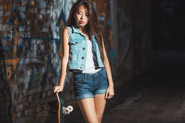 Tiener meisje met skate board. stedelijke levensstijl in de buitenlucht. — Stockfoto