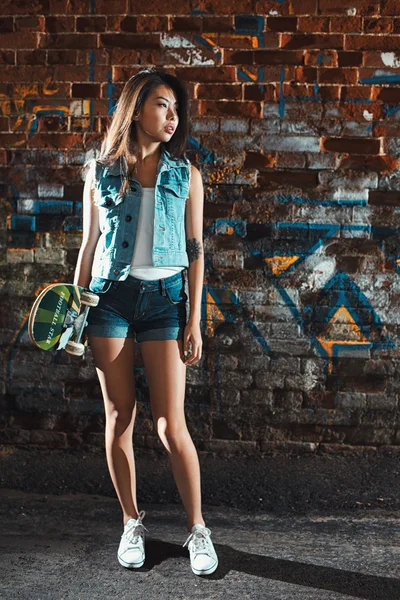 Menina adolescente com skate board. Ao ar livre, estilo de vida urbano . — Fotografia de Stock