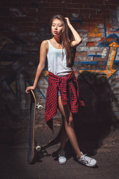 Teen girl with skate board. Outdoors, urban lifestyle. — Stock Photo, Image