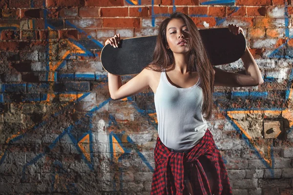 Tiener meisje met skate board. stedelijke levensstijl in de buitenlucht. — Stockfoto