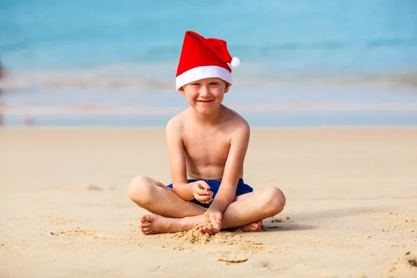 Portret ładny mały chłopiec w Santa hat — Zdjęcie stockowe